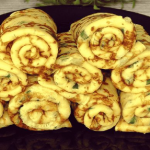 Ситні млинці з сиром і зеленню — смачна ідея на будь-який час дня