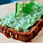 Дуже смачна зелена намазка з часником і сиром — ідеальна для бутербродів!