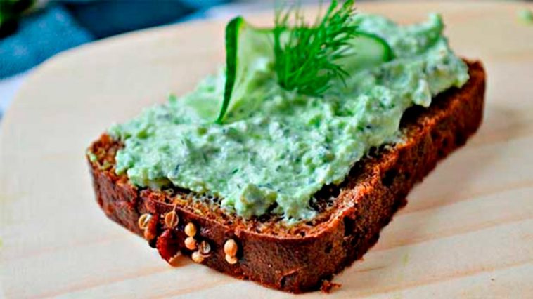 Дуже смачна зелена намазка з часником і сиром — ідеальна для бутербродів!