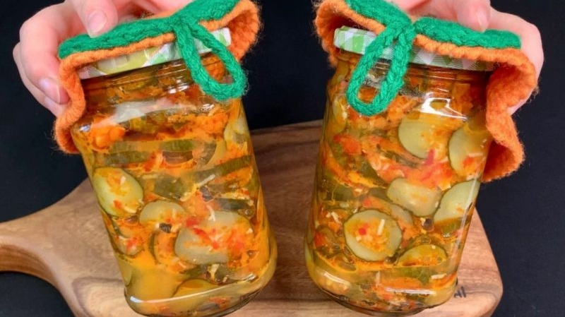 Пікантні огірки на зиму в ароматній заливці: простий рецепт, що підкорить з першого смаку