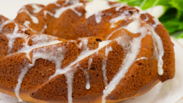 Спробувала спекти — пирога не стало за 15 хвилин! “Чарівний” медовий манник