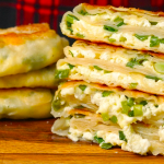 Всі в захваті від цієї закуски! Зелену цибулю та сир ще ніколи не готували так смачно 😍