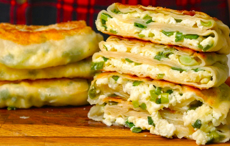 Всі в захваті від цієї закуски! Зелену цибулю та сир ще ніколи не готували так смачно 😍