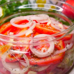 Улюблена закуска з помідорів у нашій родині: чим довше настоюється, тим смачнішою стає