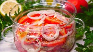 Улюблена закуска з помідорів у нашій родині: чим довше настоюється, тим смачнішою стає