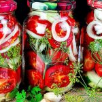 Смачнючі мариновані помідори з цибулею та часником — рецепт, який усі просять!