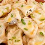 Вареники з солоним сиром і зеленою цибулею: ніжне тісто та соковита начинка
