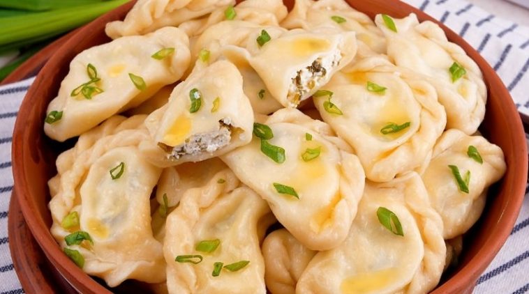 Вареники з солоним сиром і зеленою цибулею: ніжне тісто та соковита начинка