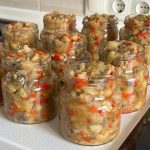 Неймовірна ікра з баклажанів та грибів — справжній скарб серед зимових заготовок!