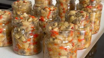 Неймовірна ікра з баклажанів та грибів — справжній скарб серед зимових заготовок!