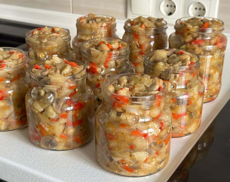Неймовірна ікра з баклажанів та грибів — справжній скарб серед зимових заготовок!