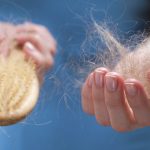 Просто додайте це до шампуню — і забудьте про волосся на гребінці!