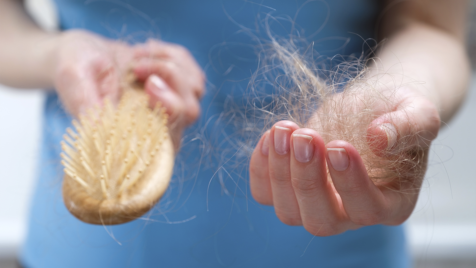 Просто додайте це до шампуню — і забудьте про волосся на гребінці!
