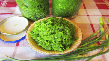 Найсмачніша часникова паста з молодих стрілок – перевірений домашній рецепт