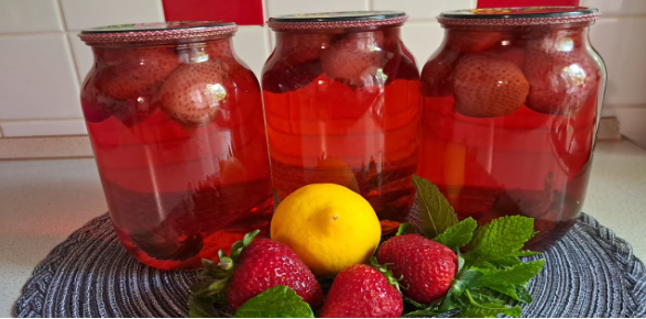 Полуничний мохіто-компот на зиму: смак літа в кожній банці!