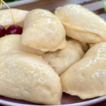 Повітряні вареники з вишнею на пару — ніжність у кожному шматочку