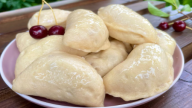 Повітряні вареники з вишнею на пару — ніжність у кожному шматочку