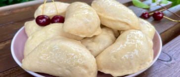 Повітряні вареники з вишнею на пару — ніжність у кожному шматочку