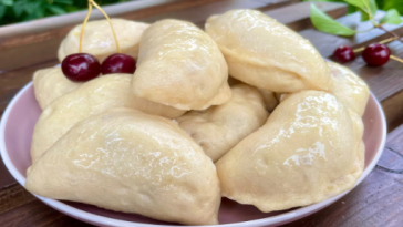Повітряні вареники з вишнею на пару — ніжність у кожному шматочку