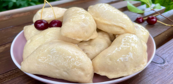 Повітряні вареники з вишнею на пару — ніжність у кожному шматочку