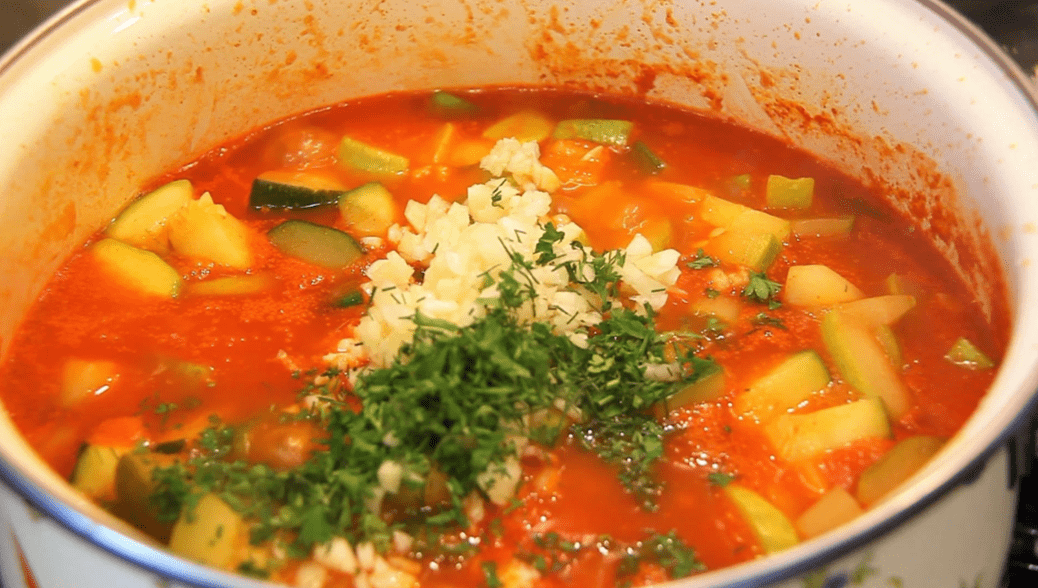 Цей варіант кабачків підкорює своєю простотою й чудовим смаком. Заготівля не потребує стерилізації, прекрасно зберігається навіть у міській квартирі. Для рецепту підійдуть кабачки будь-якого розміру — у великих варто прибрати шкірку й насіння. Зелень обирайте за власним смаком.
Інгредієнти:
кабачки — 2,5 кг
цукор — 100 г
сіль — 30 г
томатний соус — 250 г
оцет 9% — 2 ст. ложки
олія — 150 мл
часник — 2 головки
свіжа зелень
Приготування:
1️⃣ Кабачки наріжте кубиками або шматочками.
2️⃣ Додайте сіль, цукор, олію, добре перемішайте. Залиште на 20 хвилин, щоб кабачки пустили сік.
3️⃣ Часник подрібніть ножем або через прес. Наріжте зелень.
4️⃣ Влийте томатний соус, ретельно перемішайте. Доведіть до кипіння на сильному вогні, а потім тушкуйте 15 хвилин на середньому вогні.
5️⃣ Додайте часник та зелень, готуйте ще 10 хвилин.
6️⃣ Наприкінці влийте оцет, перемішайте.
7️⃣ Розкладіть по стерильних банках, закрутіть кришками. Банки переверніть, утепліть й залиште до повного охолодження.
Виходить дуже смачна, соковита та ароматна закуска, яка завжди йде на ура взимку!