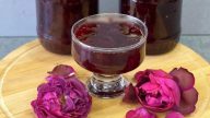 Варення з пелюсток троянд на зиму – духмяне, ніжне, мов з казки! 🌹