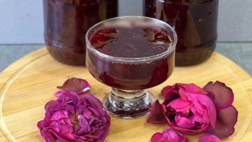 Варення з пелюсток троянд на зиму – духмяне, ніжне, мов з казки! 🌹