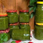 Справжня ароматна та корисна зелена аджика по-абхазьки — дуже простий рецепт без варіння і стерилізації.