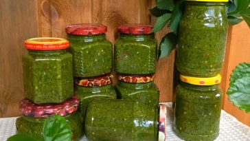 Справжня ароматна та корисна зелена аджика по-абхазьки — дуже простий рецепт без варіння і стерилізації.
