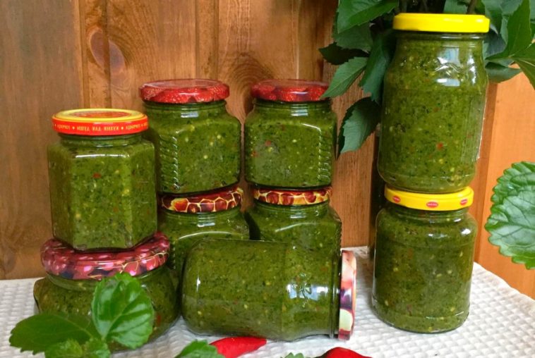 Справжня ароматна та корисна зелена аджика по-абхазьки — дуже простий рецепт без варіння і стерилізації.