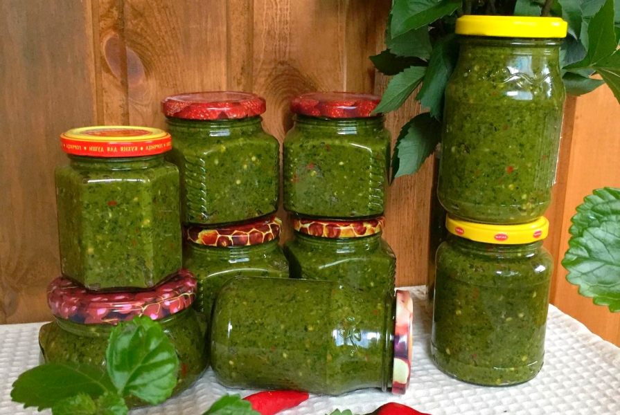 Справжня ароматна та корисна зелена аджика по-абхазьки — дуже простий рецепт без варіння і стерилізації.