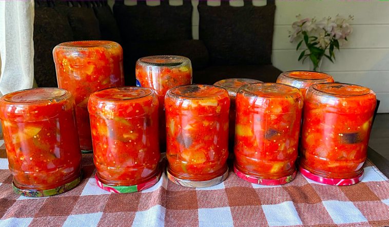 Моя улюблена зимова заготовка! Салат із баклажанів та кабачків у томатному соусі