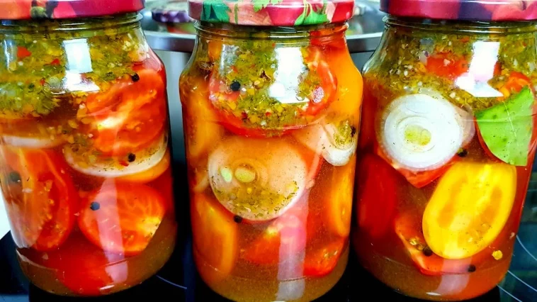 З’їли все до останньої краплі — навіть маринад! Помідори половинками на зиму, що підкорили всіх!