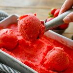 Тільки свіжі ягоди полуниці та трохи води — і смачне морозиво готове!