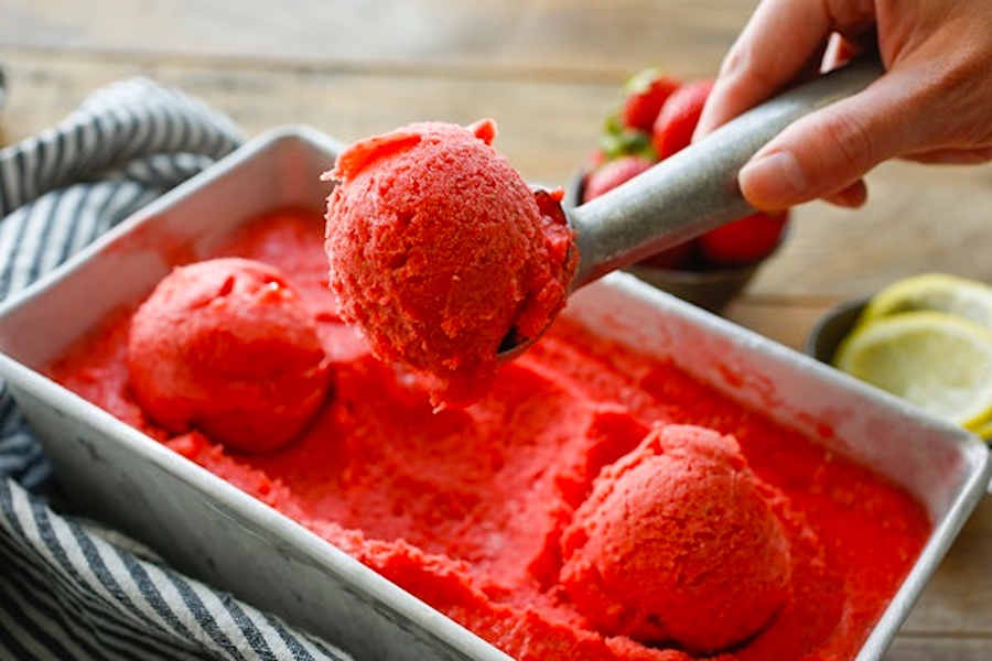 Тільки свіжі ягоди полуниці та трохи води — і смачне морозиво готове!