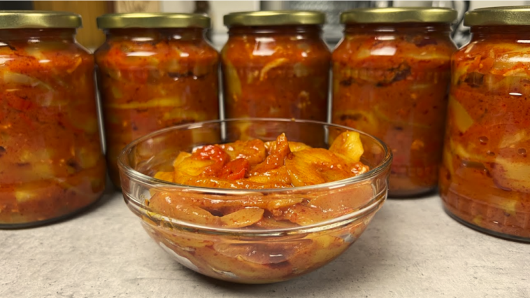 Моя незмінна заготовка на зиму – пікантний салат з кабачків «Тещин язик» без стерилізації