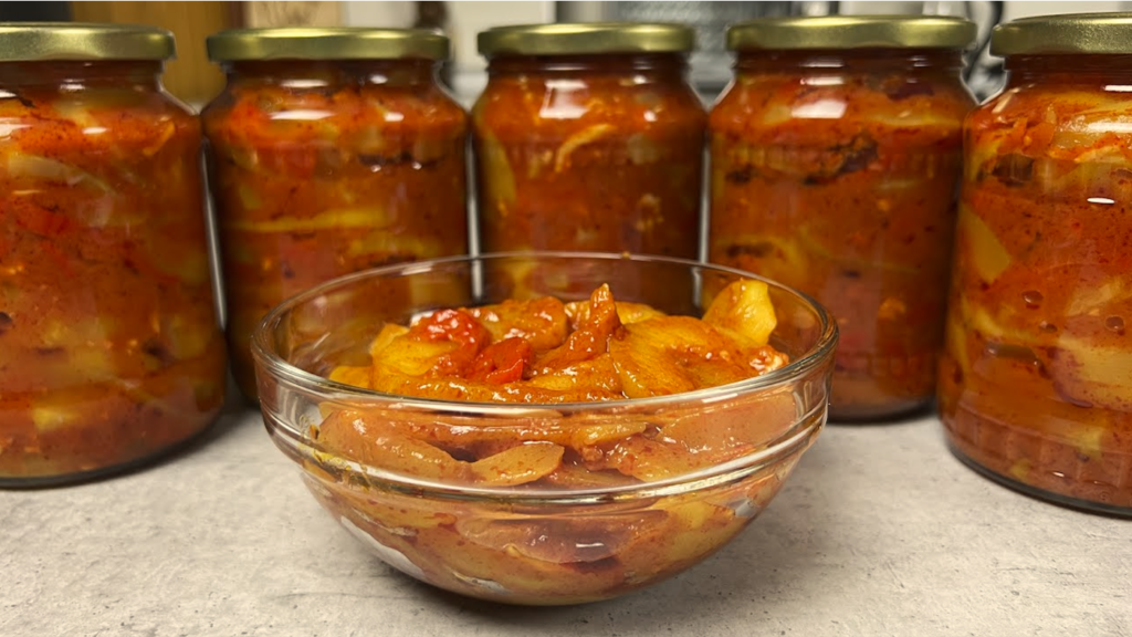 Моя незмінна заготовка на зиму – пікантний салат з кабачків «Тещин язик» без стерилізації