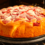 Полуничний пиріг “Ніжність”: усе змішав — і в духовку!