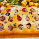 Маєте склянку кефіру? Приготуйте пухкий пиріг до чаю — просто, дешево й дуже смачно!