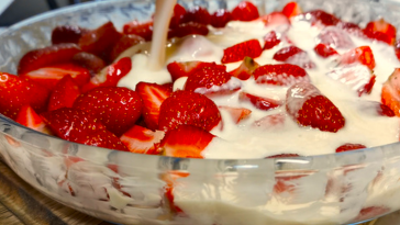 Полуничне «Диво» – десерт, якому немає рівних!