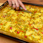 Я просто натираю кабачки й картоплю — і запікаю в духовці! Ця проста й смачна запіканка приємно вас здивує.