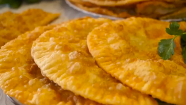 Чебуреки з найпухирчастішим тістом: просто і смачно!