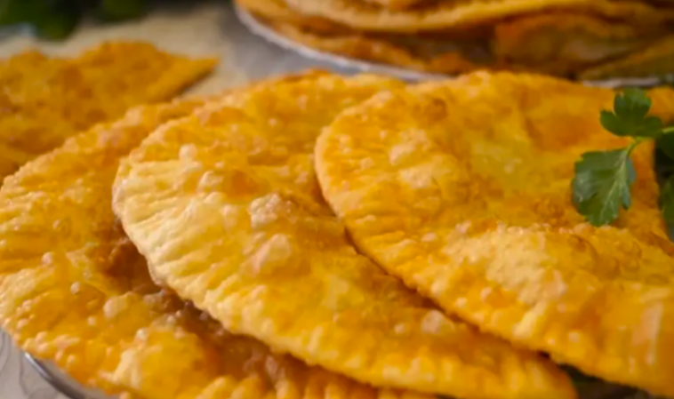 Чебуреки з найпухирчастішим тістом: просто і смачно!