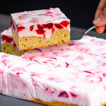 Полуничний торт зі сметаною: готую на замовлення, бо всі просять рецепт!