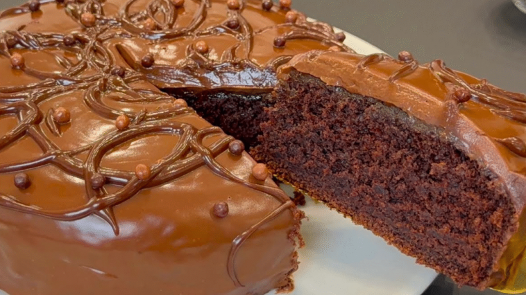 Мамин рецепт перевірений часом: вже 40 років пече цей торт! Без яєць і масла – ідеальний “шоколадний” смаколик до кави
