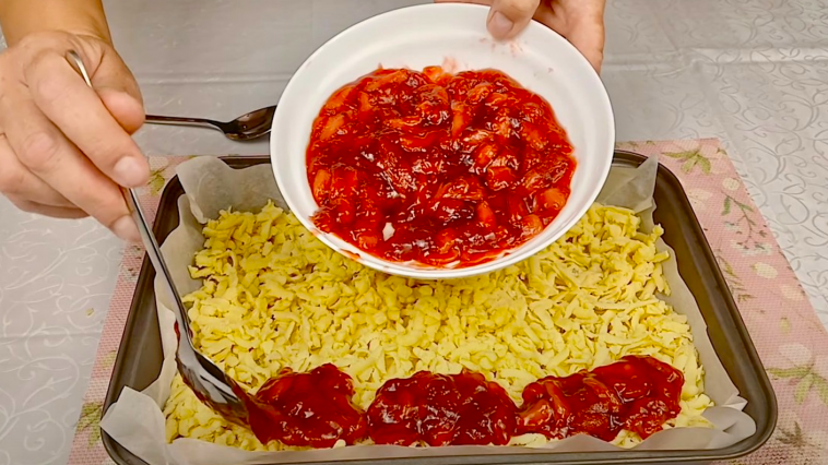 «Та хто ж їсть той тертий пиріг?» – усміхнувся чоловік і залишив нам... порожню тарілку