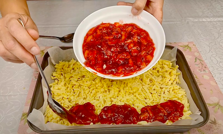 «Та хто ж їсть той тертий пиріг?» – усміхнувся чоловік і залишив нам... порожню тарілку