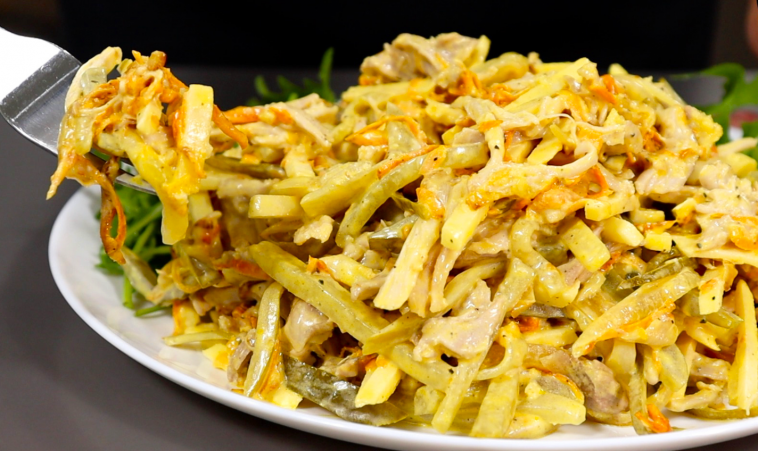 Знаменитий салат «Ненажера»: жоден гість не піде без добавки!