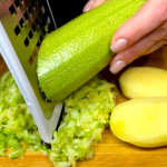 Спробуйте – не пошкодуєте! Кабачки з картоплею по-новому: смакота за лічені хвилини!