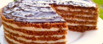 Не могла повірити, що цей медівник приготований без духовки! Справжня смакота — їм його і не можу зупинитися!